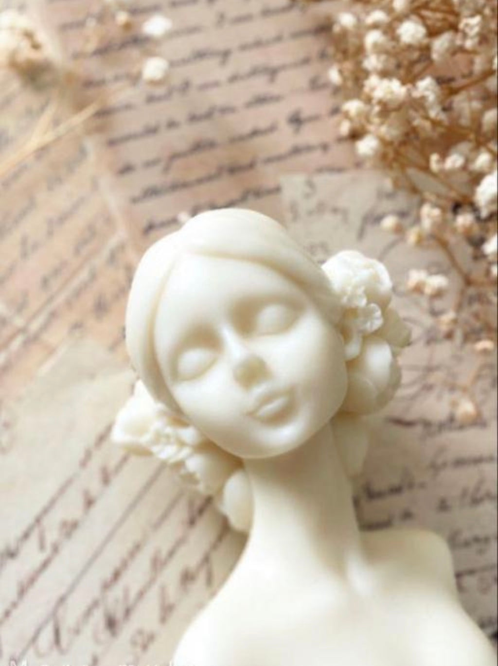 Blindfolded girls scented candles- Set of 2